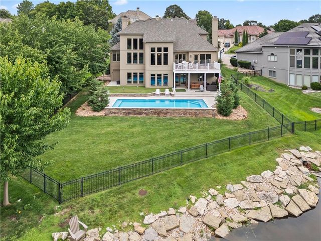609 NE Persimmon Circle, Lee's Summit, MO 64064