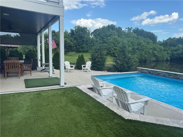 609 NE Persimmon Circle, Lee's Summit, MO 64064