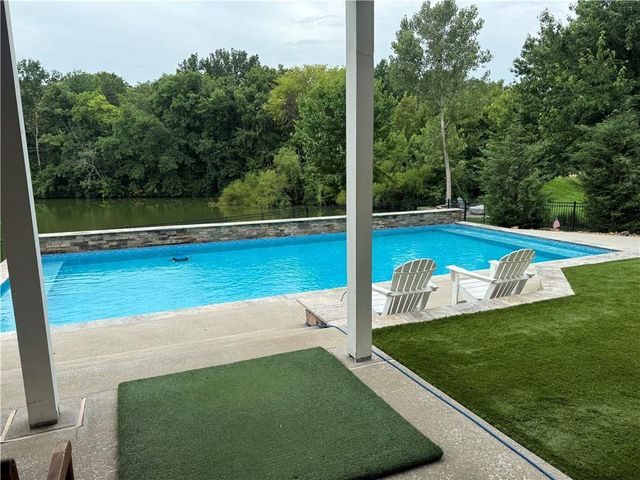 609 NE Persimmon Circle, Lee's Summit, MO 64064