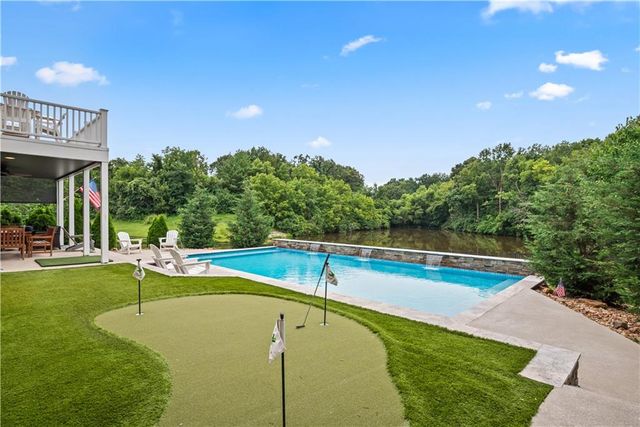 609 NE Persimmon Circle, Lee's Summit, MO 64064