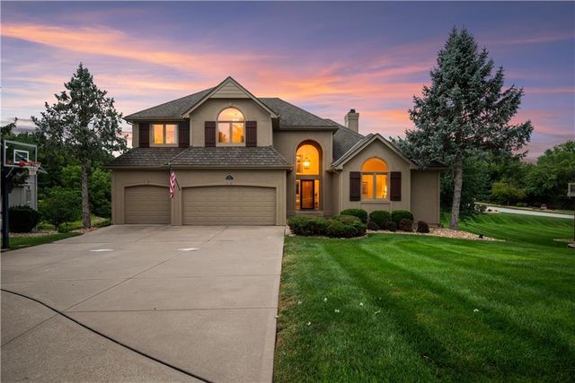 609 NE Persimmon Circle, Lee's Summit, MO 64064