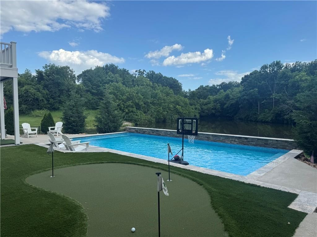 609 NE Persimmon Circle, Lee's Summit, MO 64064