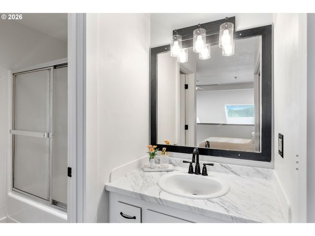 301 N 15TH St 201, Hood River, OR 97031