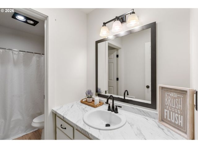 301 N 15TH St 201, Hood River, OR 97031