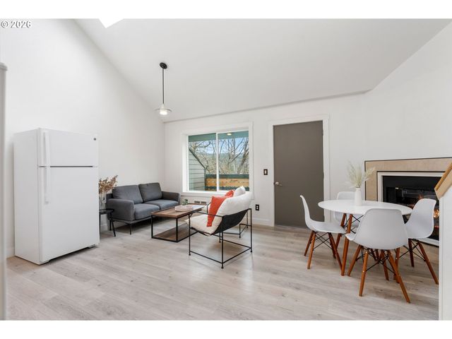 301 N 15TH St 201, Hood River, OR 97031