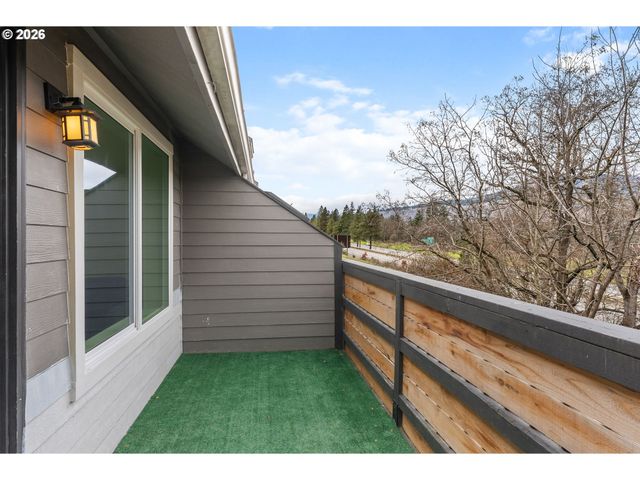 301 N 15TH St 201, Hood River, OR 97031