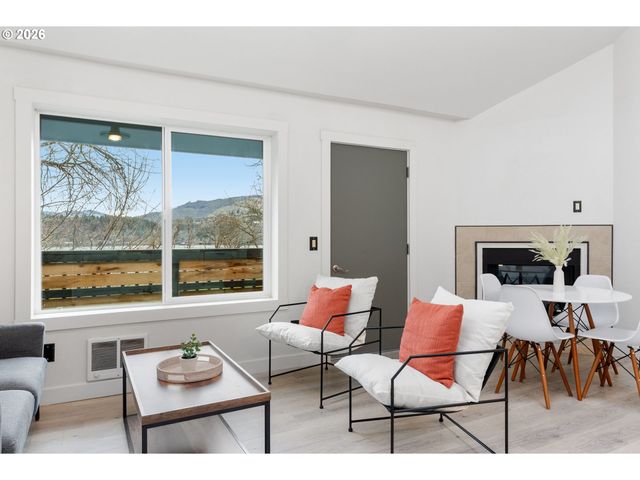 301 N 15TH St 201, Hood River, OR 97031