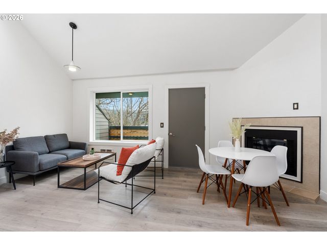 301 N 15TH St 201, Hood River, OR 97031