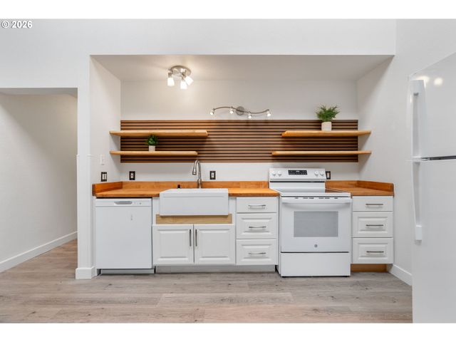 301 N 15TH St 201, Hood River, OR 97031