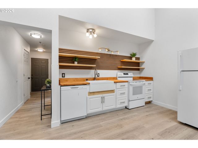 301 N 15TH St 201, Hood River, OR 97031