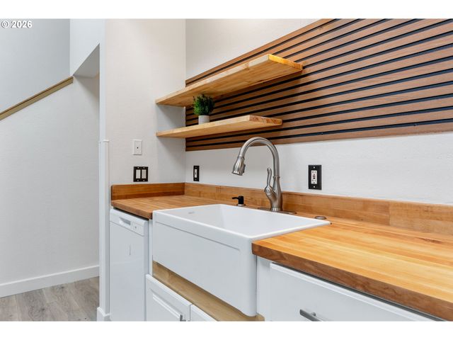 301 N 15TH St 201, Hood River, OR 97031