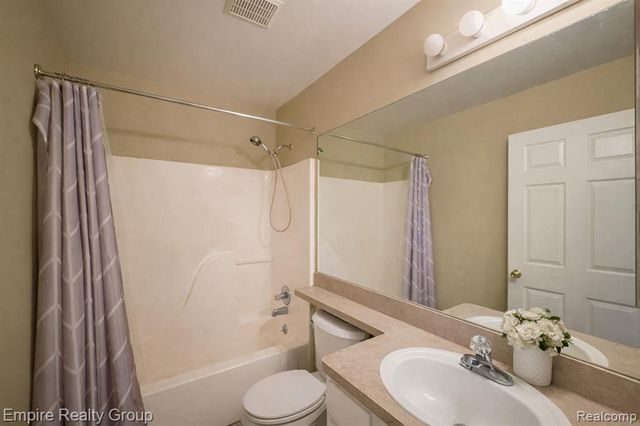 12330 Hickory, Utica, MI 48315