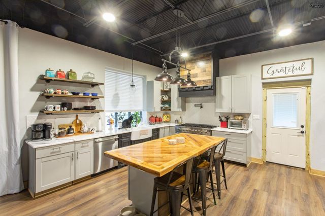 111 W WILLIAMS DRIVE, Burkburnett, TX 76354