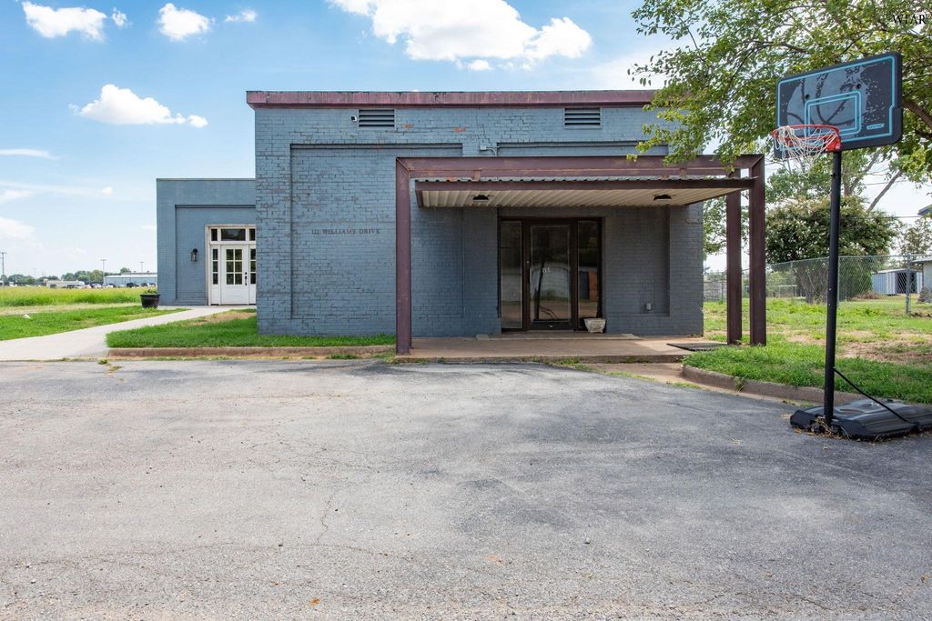 111 W WILLIAMS DRIVE, Burkburnett, TX 76354