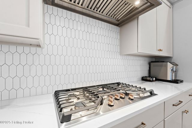 100 Sparrow Ln, Fisherville, KY 40023