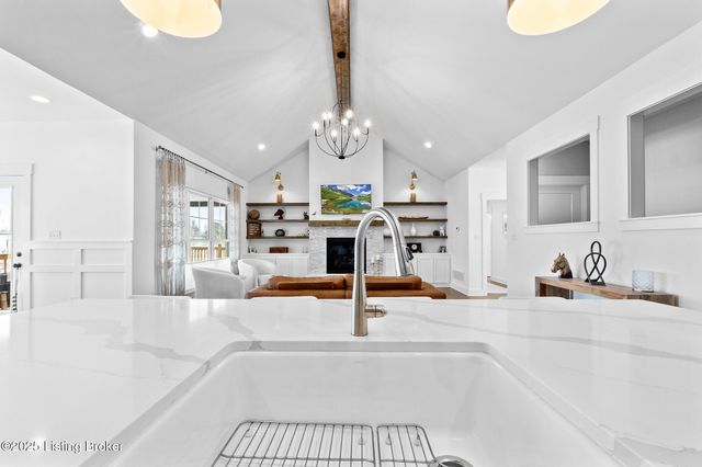 100 Sparrow Ln, Fisherville, KY 40023