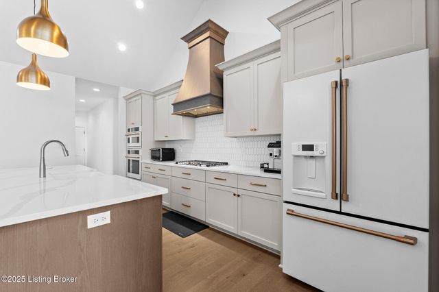 100 Sparrow Ln, Fisherville, KY 40023