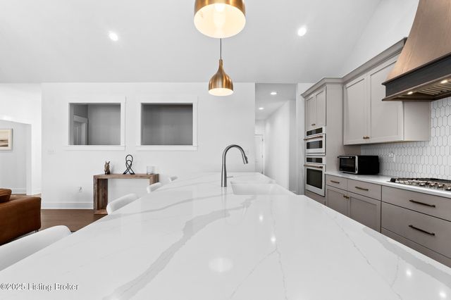 100 Sparrow Ln, Fisherville, KY 40023