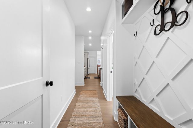 100 Sparrow Ln, Fisherville, KY 40023