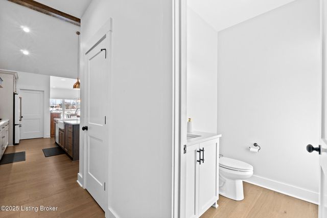 100 Sparrow Ln, Fisherville, KY 40023