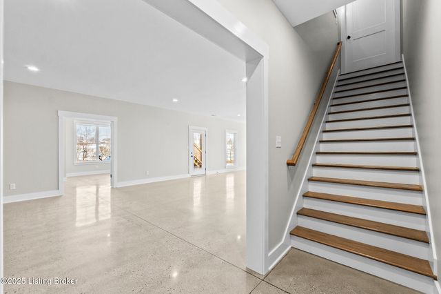 100 Sparrow Ln, Fisherville, KY 40023