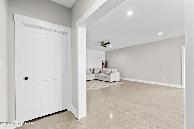 100 Sparrow Ln, Fisherville, KY 40023