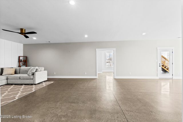 100 Sparrow Ln, Fisherville, KY 40023