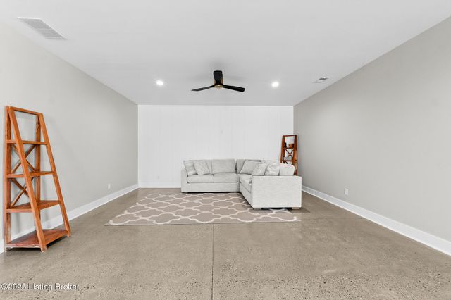 100 Sparrow Ln, Fisherville, KY 40023