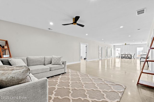 100 Sparrow Ln, Fisherville, KY 40023