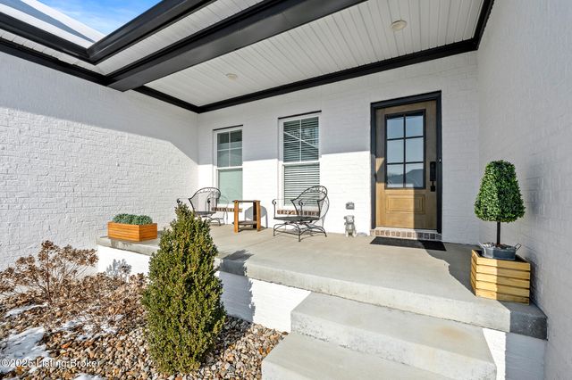 100 Sparrow Ln, Fisherville, KY 40023