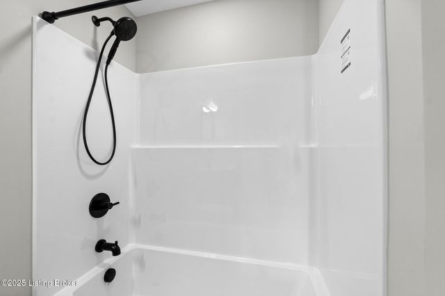 100 Sparrow Ln, Fisherville, KY 40023