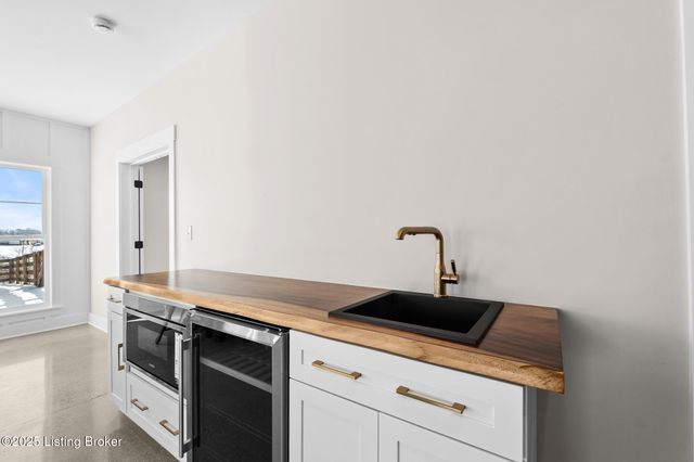 100 Sparrow Ln, Fisherville, KY 40023