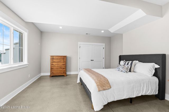 100 Sparrow Ln, Fisherville, KY 40023