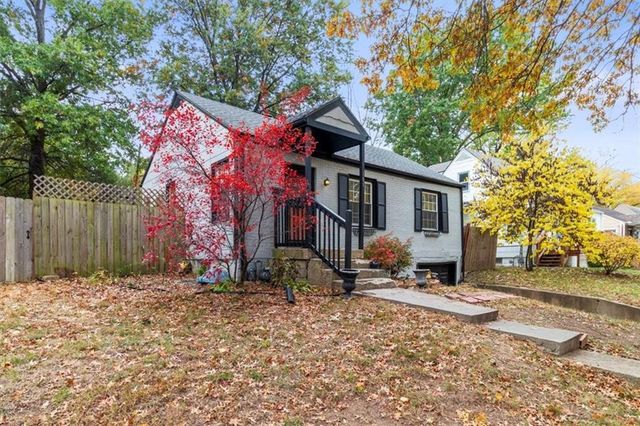 101 E Pocahontas Lane, Kansas City, MO 64114