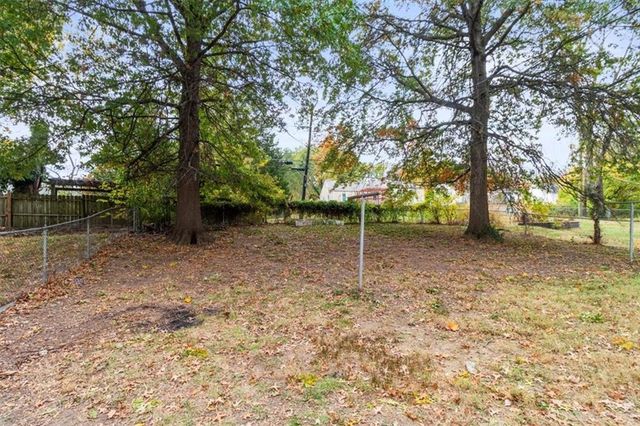 101 E Pocahontas Lane, Kansas City, MO 64114