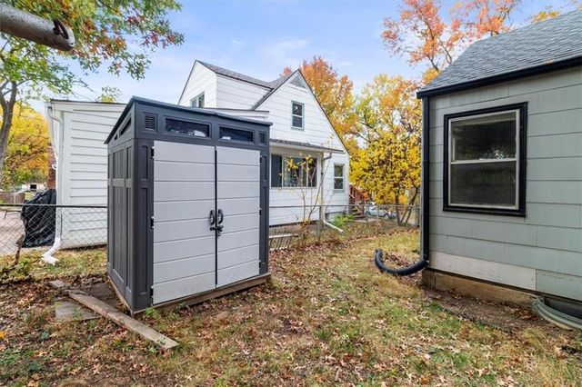 101 E Pocahontas Lane, Kansas City, MO 64114