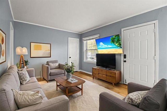 101 E Pocahontas Lane, Kansas City, MO 64114