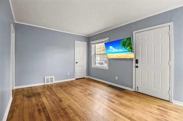 101 E Pocahontas Lane, Kansas City, MO 64114