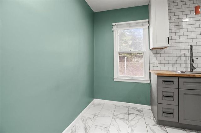 101 E Pocahontas Lane, Kansas City, MO 64114