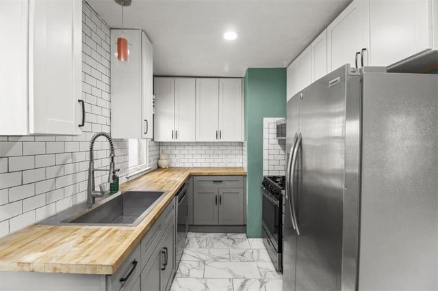 101 E Pocahontas Lane, Kansas City, MO 64114