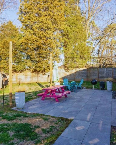 500 Whispering Hills Dr, Nashville, TN 37211