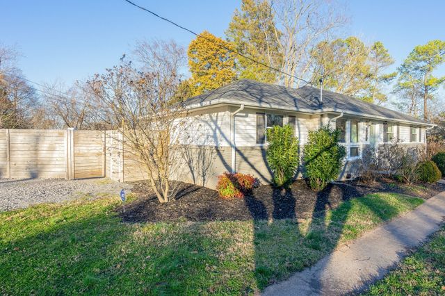 500 Whispering Hills Dr, Nashville, TN 37211