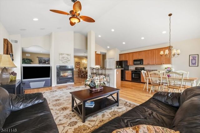 43 Renaissance Blvd, Franklin Twp., NJ 08873