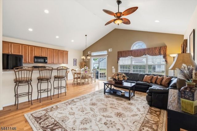 43 Renaissance Blvd, Franklin Twp., NJ 08873