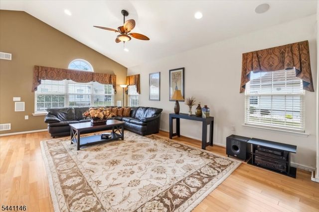 43 Renaissance Blvd, Franklin Twp., NJ 08873