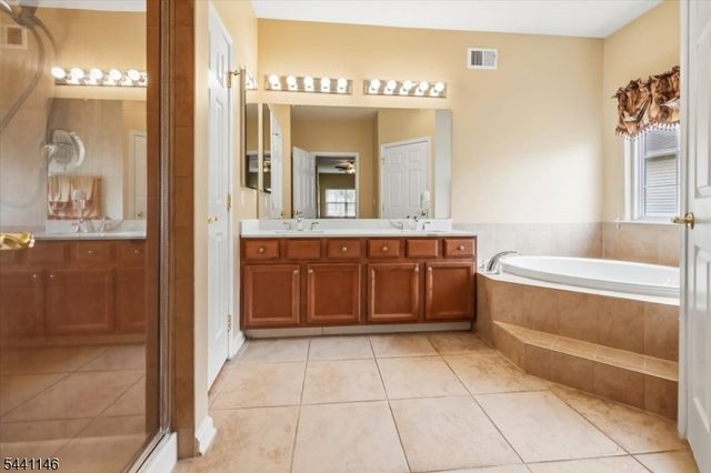 43 Renaissance Blvd, Franklin Twp., NJ 08873