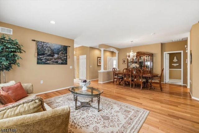 43 Renaissance Blvd, Franklin Twp., NJ 08873