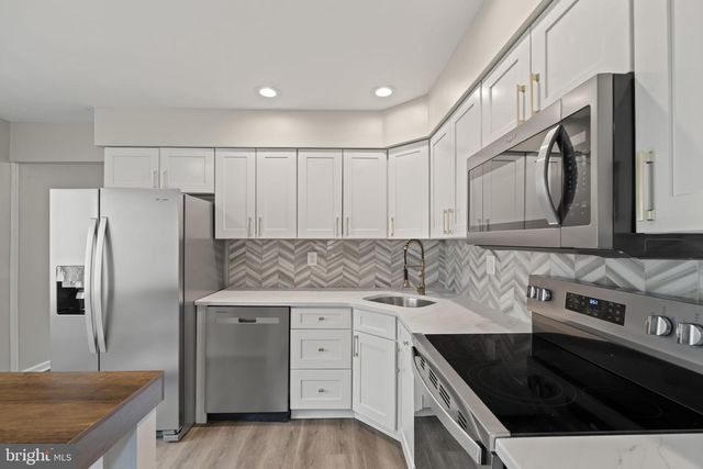 233 KEATS DR, Sicklerville, NJ 08081