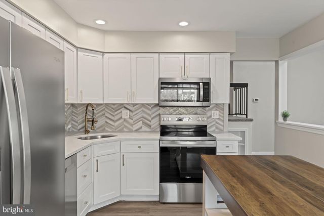 233 KEATS DR, Sicklerville, NJ 08081