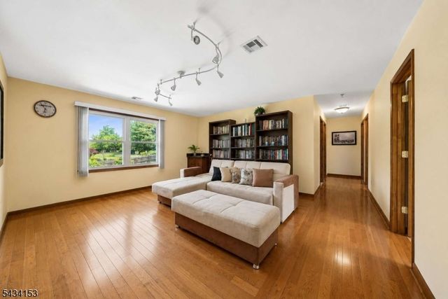 1 Winchester Dr, Scotch Plains Twp., NJ 07076